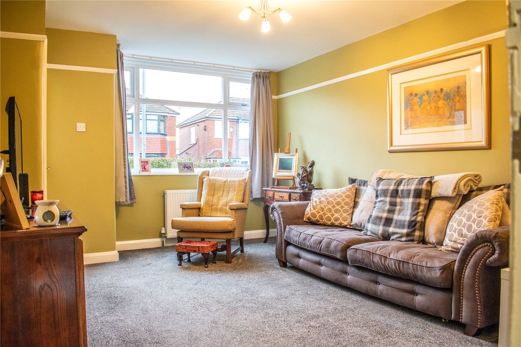 Property photo 2 of 19 Lounge