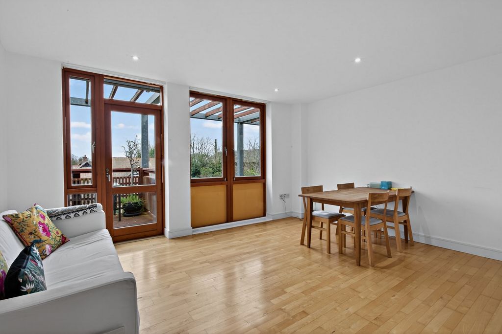 Additional image 5 of 2 bed flat for saleMeadowcroft, Cambridge, Cambridgeshire CB4