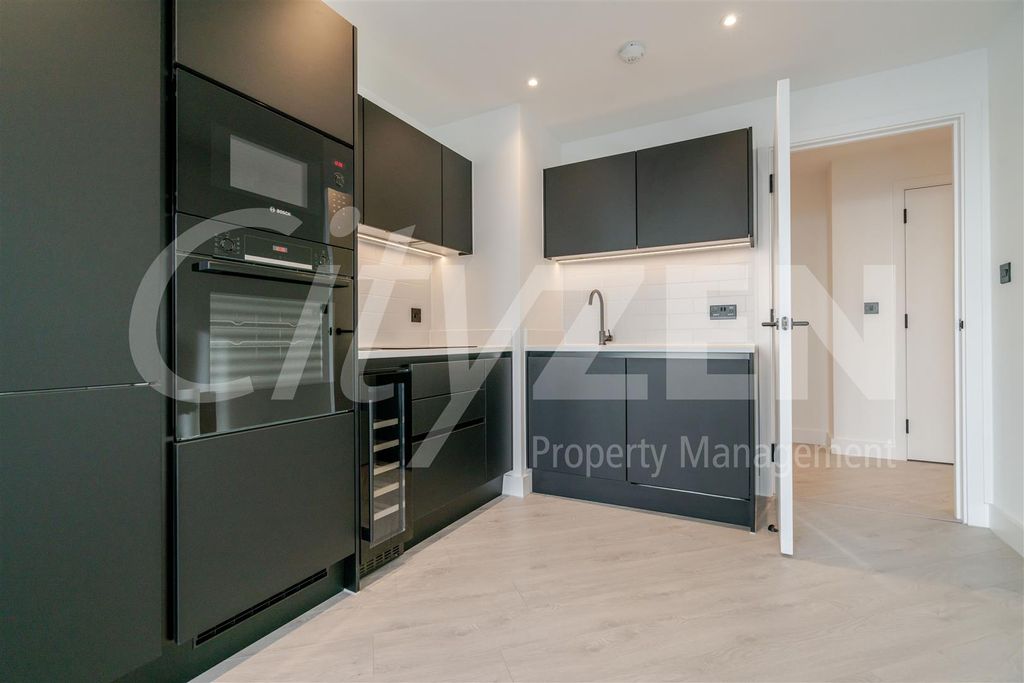 Property photo 3 of 11 Kitchen