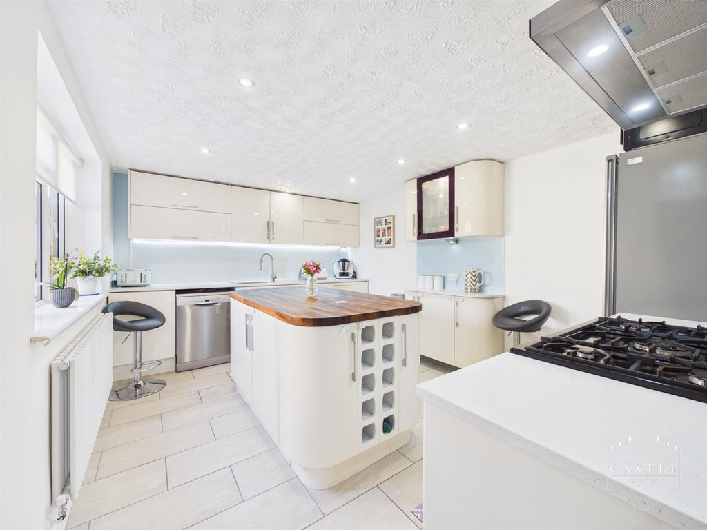 Property photo 2 of 25 Breakfast Kitchen