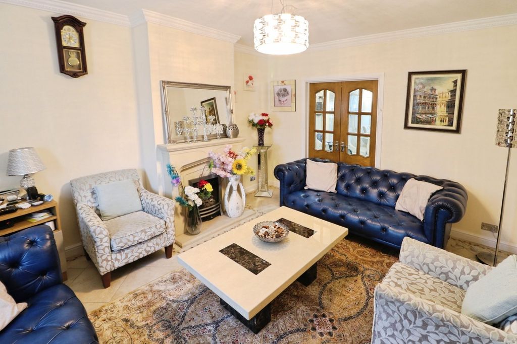 Property photo 2 of 11 Lounge