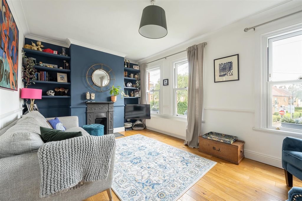 Property photo 2 of 31 Winns Avenue, E17