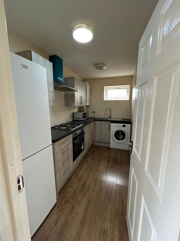 Property photo 1 of 7 2 Bed Flat To Rent Eastern Avenue, Ilford Ig2
