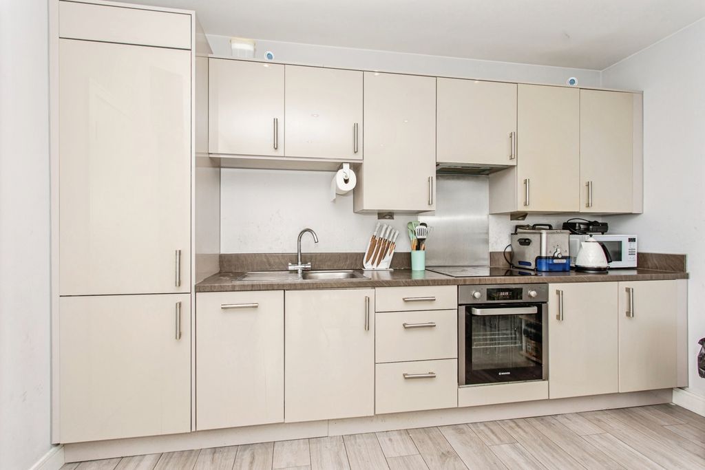 Property photo 3 of 17 Kitchen