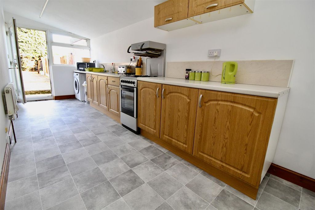Property photo 3 of 18 Kitchen Area