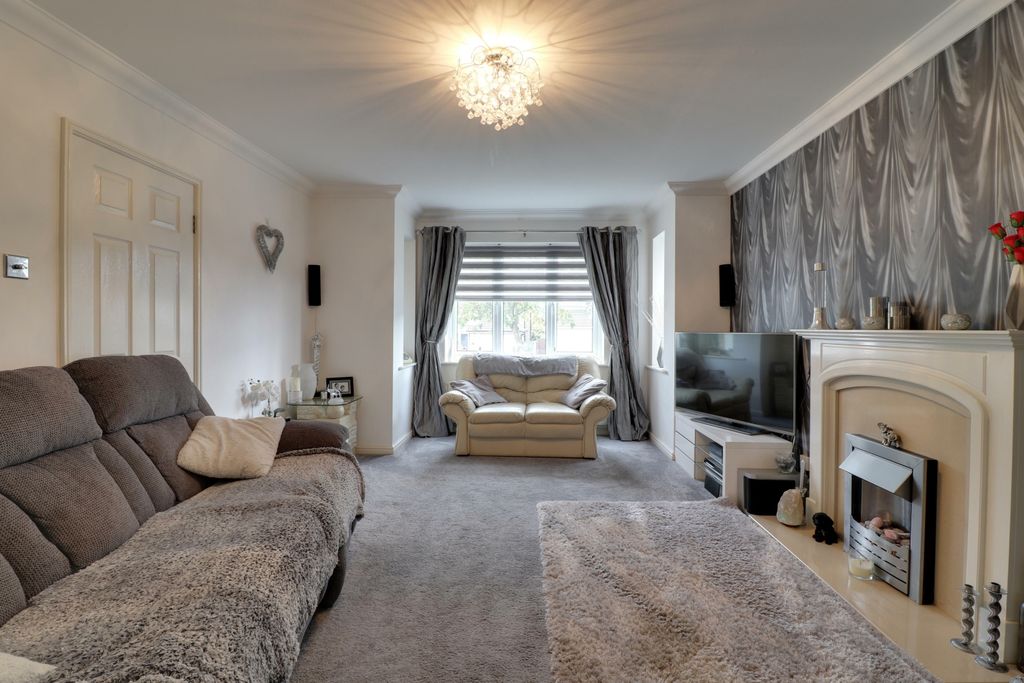 Property photo 3 of 31 Lounge 1