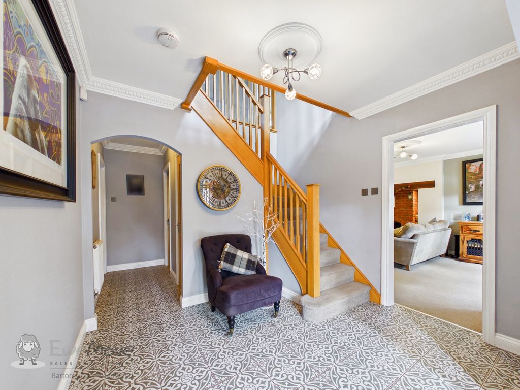 Property photo 3 of 32 Entrance Hall