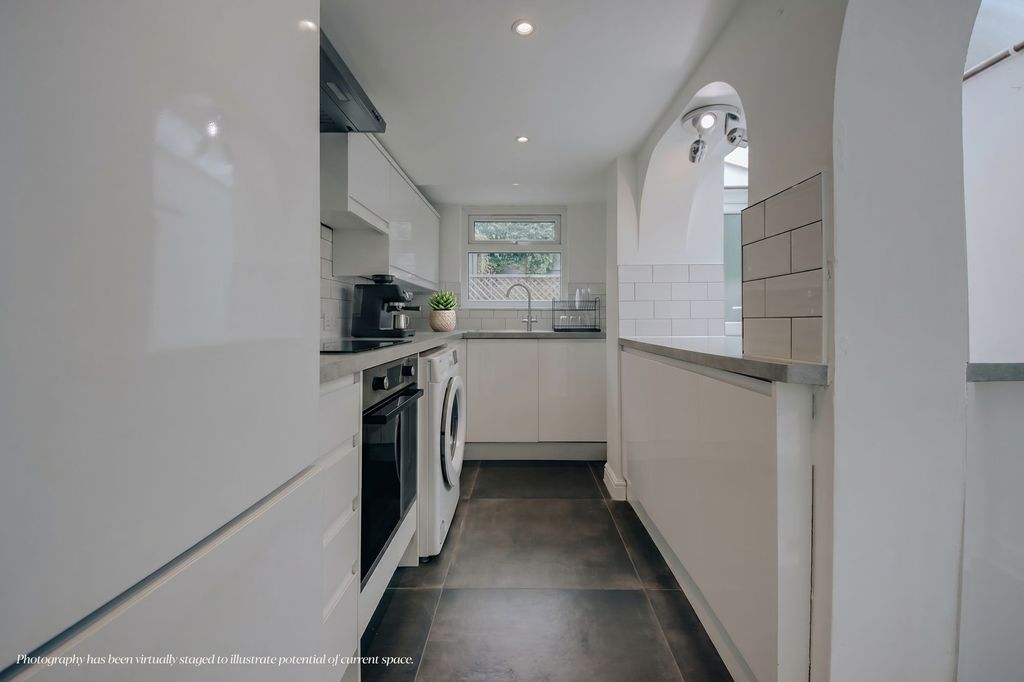 Property photo 3 of 9 Kitchen
