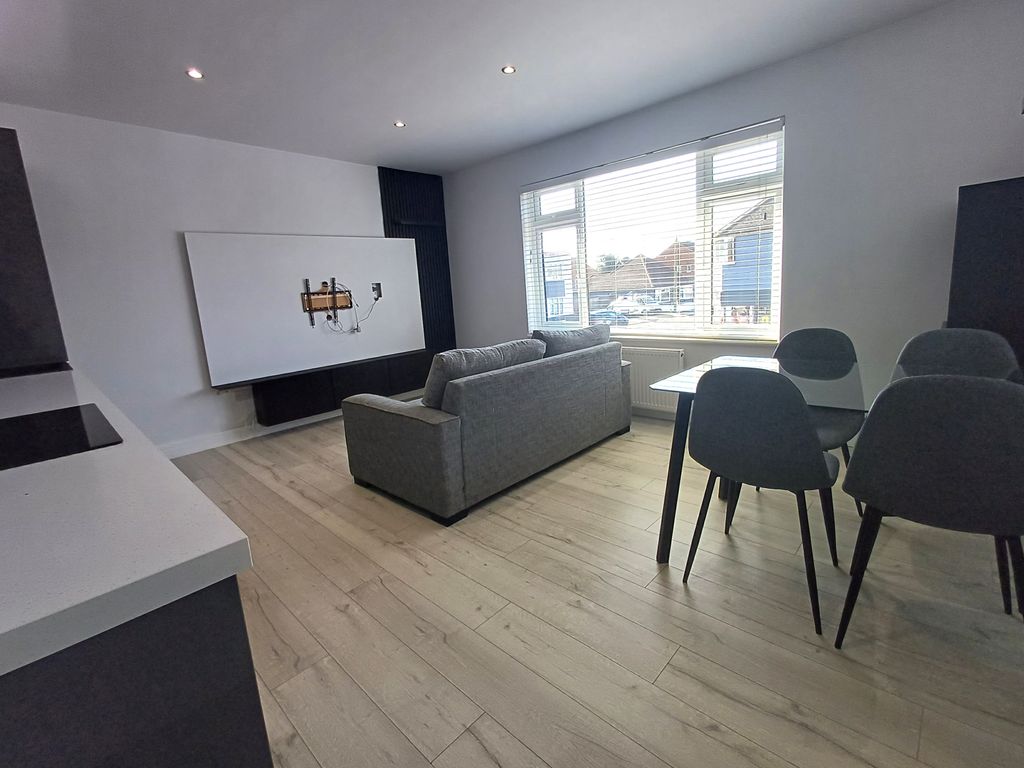 Property photo 2 of 17 Lounge 1