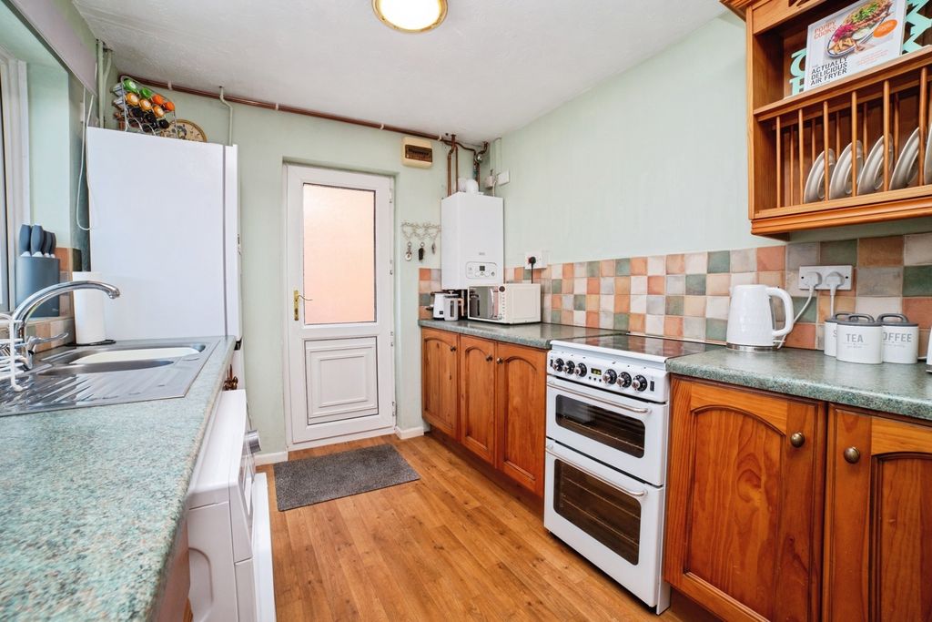 Property photo 2 of 21 Kitchen