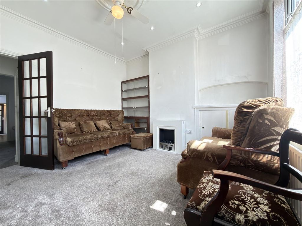 Property photo 2 of 12 Lounge