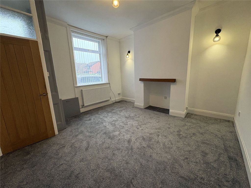 Property photo 2 of 9 Livingroom