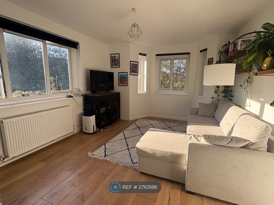 Property photo 1 of 9 Living Room