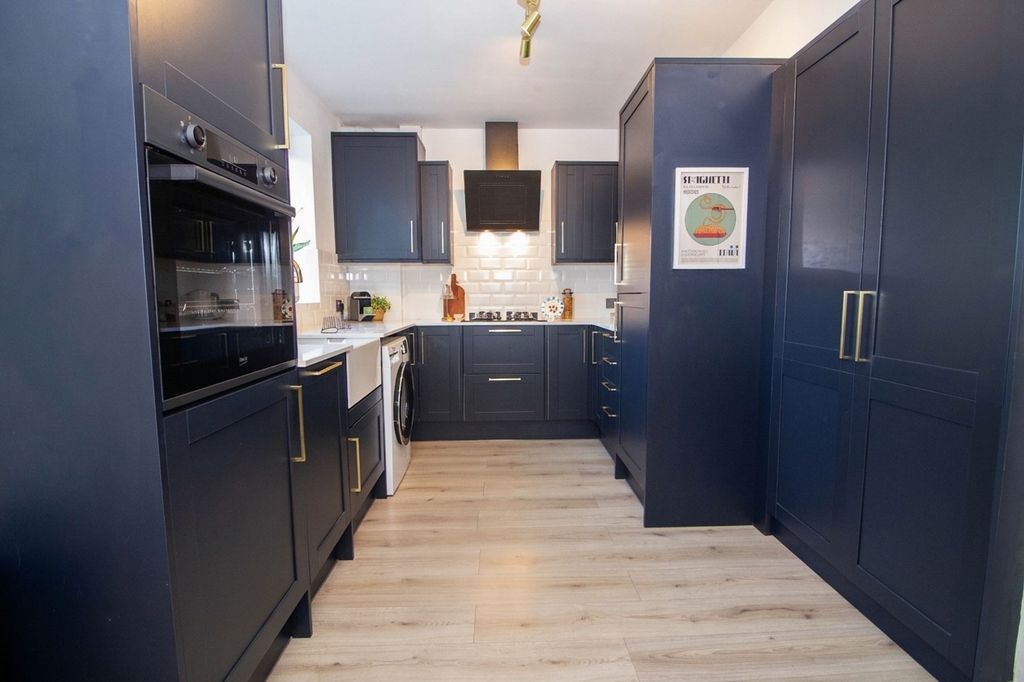 Property photo 3 of 14 Kitchen
