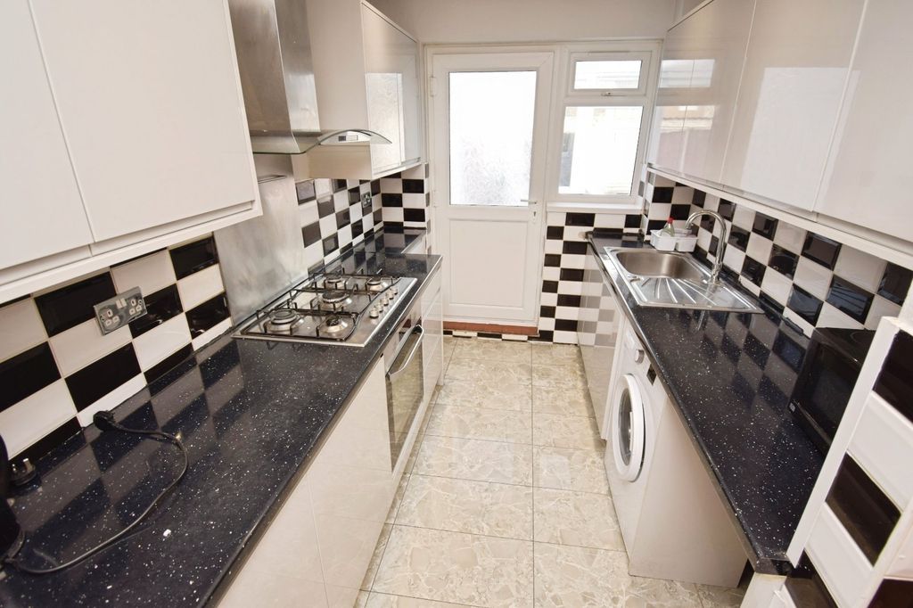 Property photo 2 of 27 Kitchen