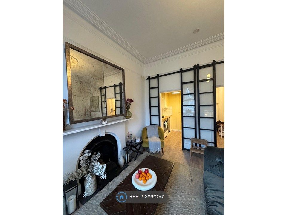 Property photo 1 of 10 Living Room