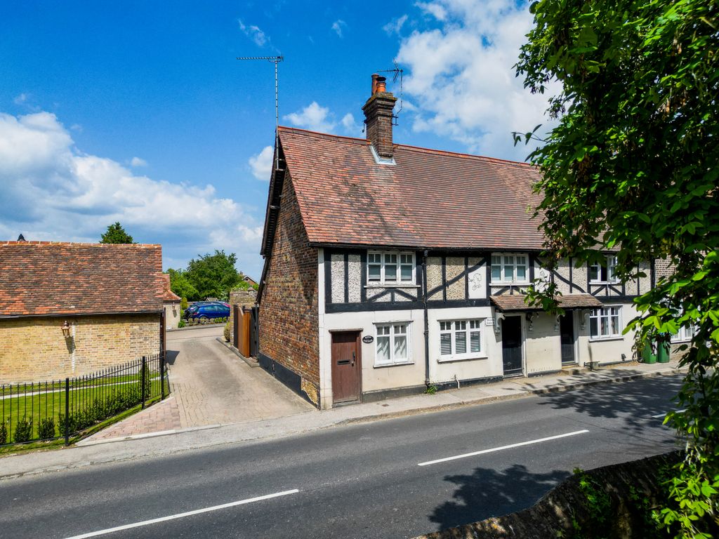 Property photo 1 of 19 Church Road, Ivinghoe