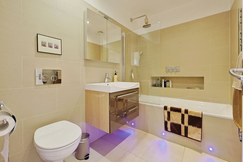 Property photo 3 of 11 Bathroom