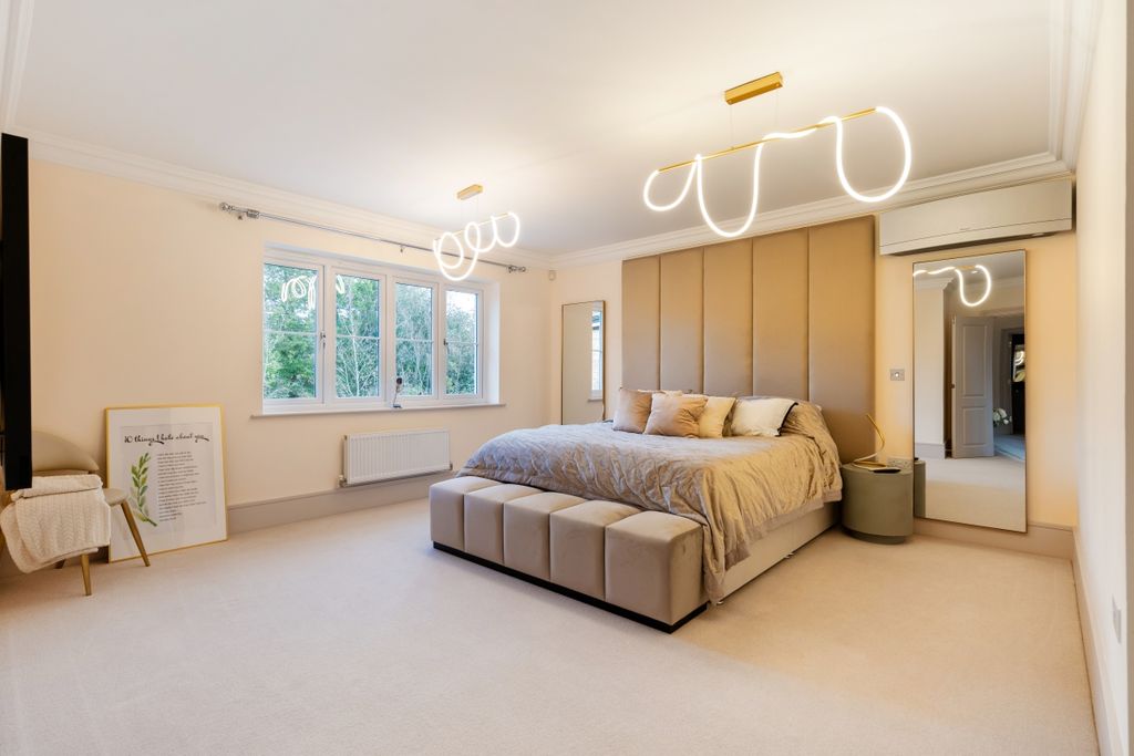 Property photo 2 of 25 Chorley House 327...