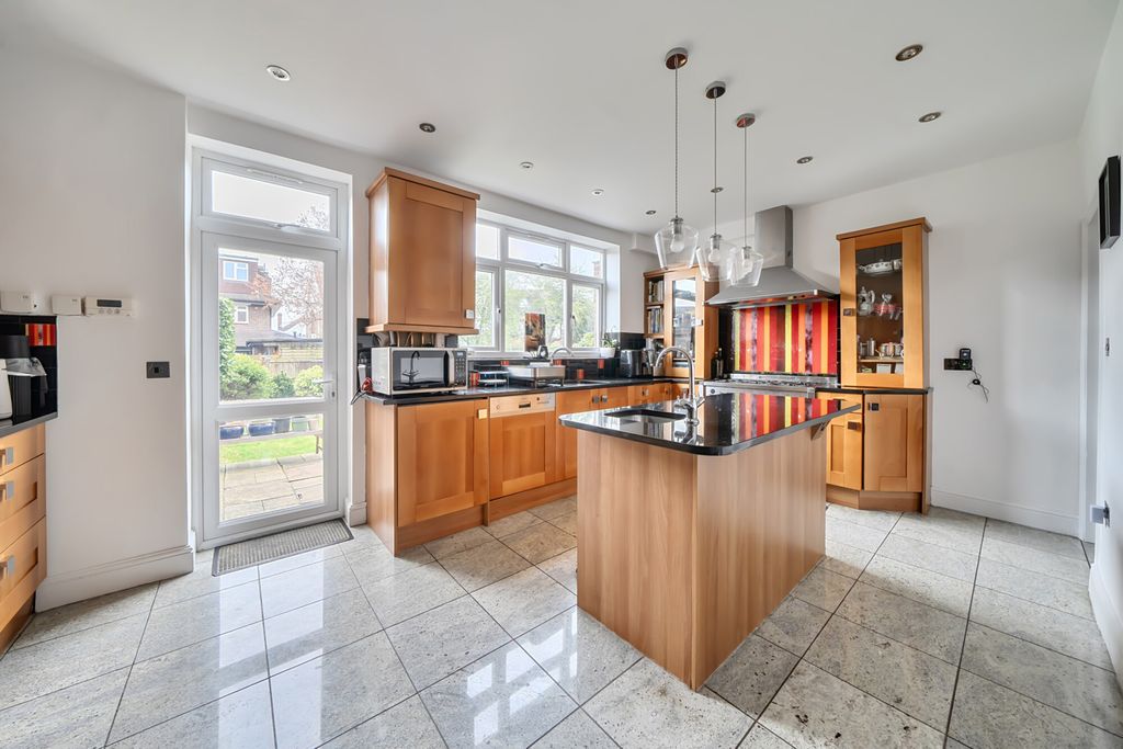 Property photo 1 of 20 1426067-8-69B8102...