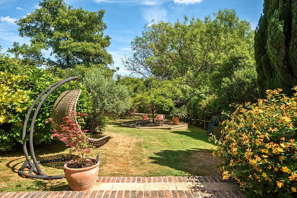 Property photo 2 of 27 Garden