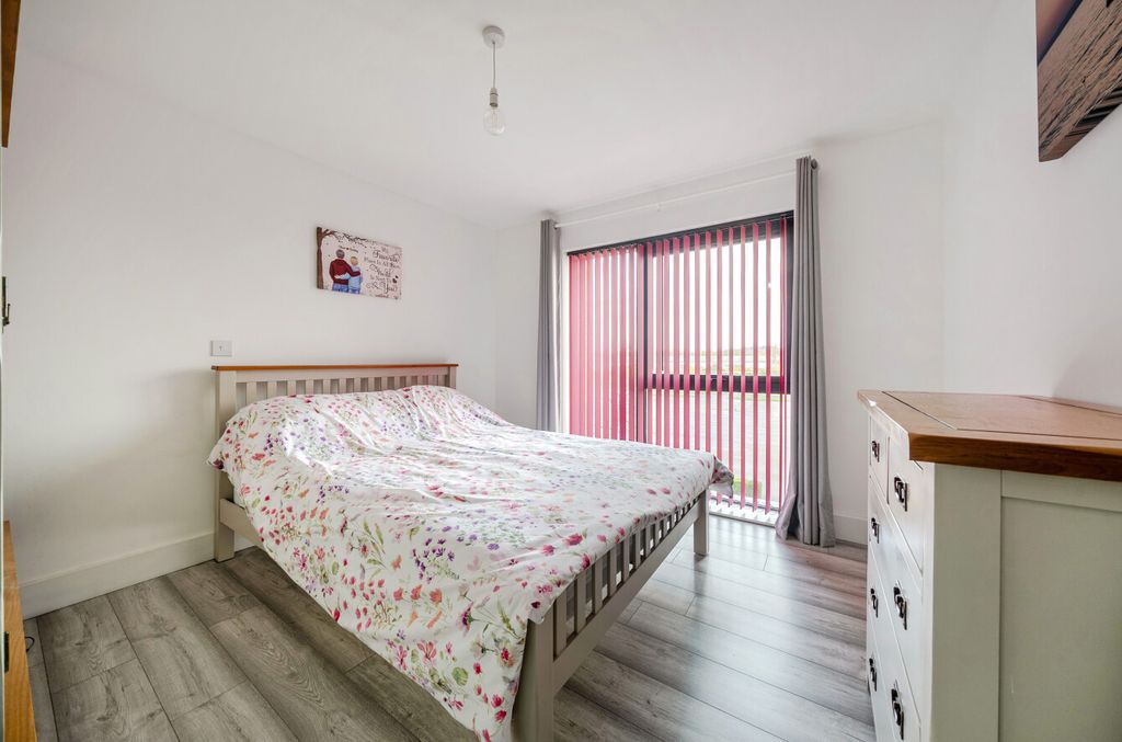 Property photo 2 of 11 1374672-4-690dc4E...