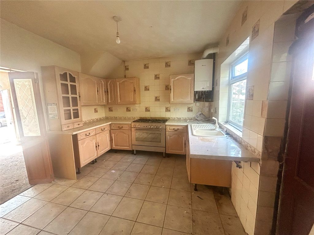 Property photo 3 of 6 Kitchen