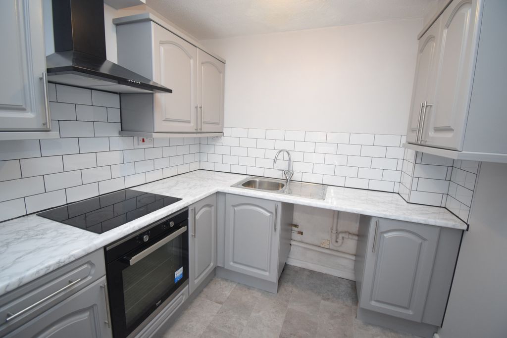 Property photo 3 of 8 Kitchen