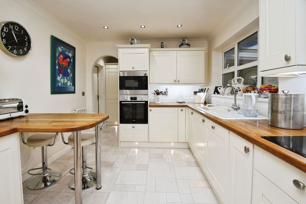 Property photo 2 of 27