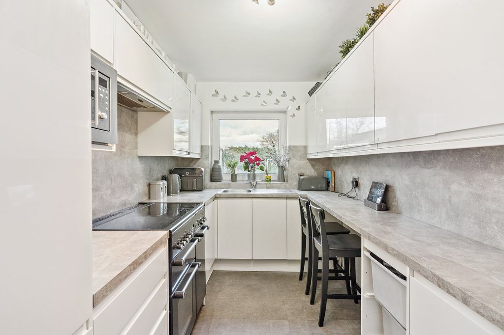 Property photo 2 of 25