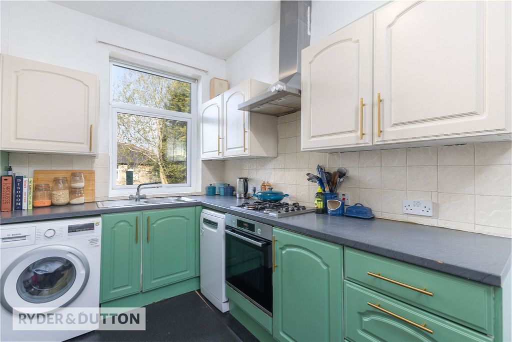 Property photo 3 of 17 Kitchen