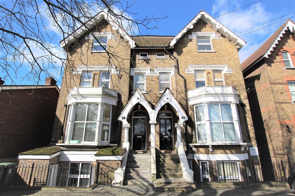 Property photo 1 of 6 Buckhurst Hill Front.Jpg