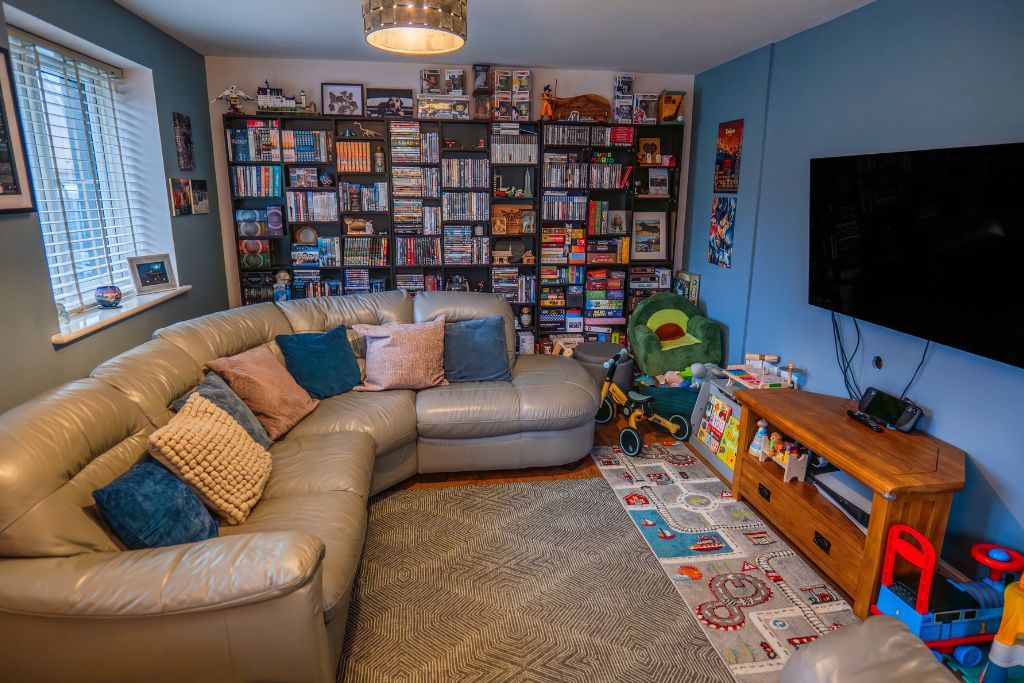 Property photo 2 of 17 Lounge