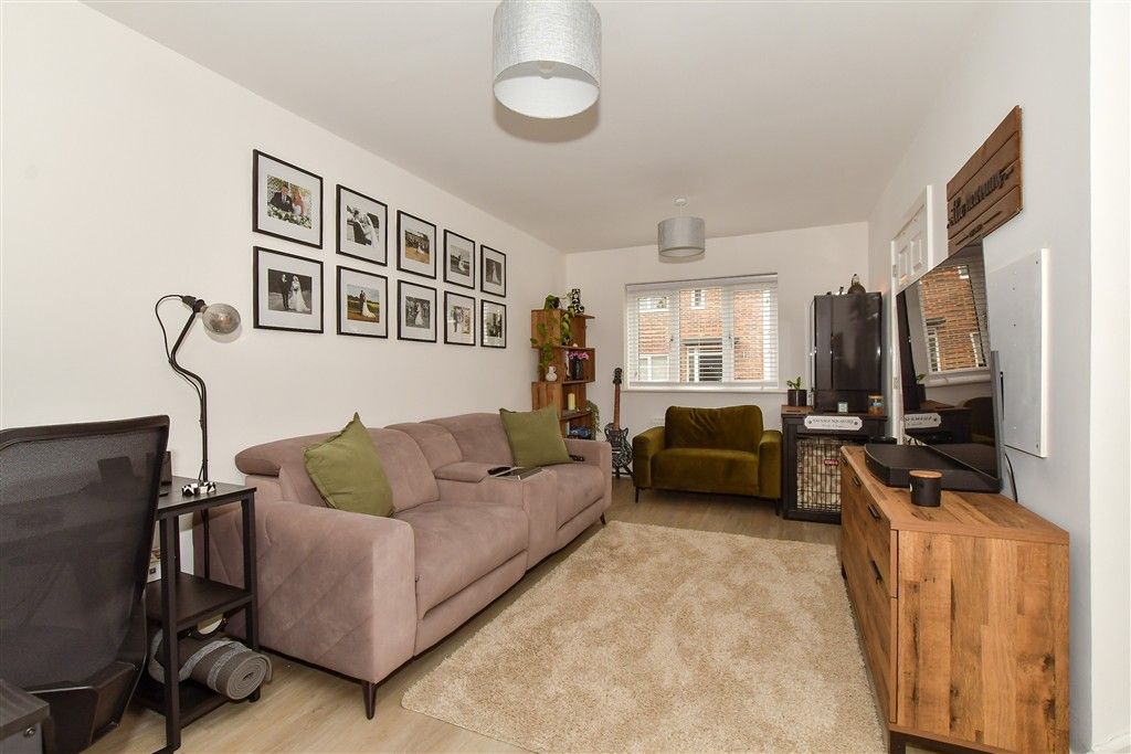 Property photo 3 of 15 Lounge