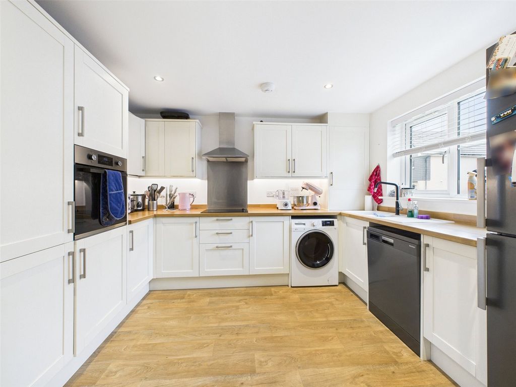 Property photo 3 of 11 Kitchen