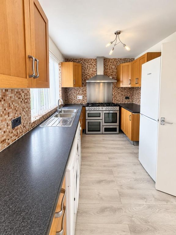 Property photo 3 of 7 Kitchen