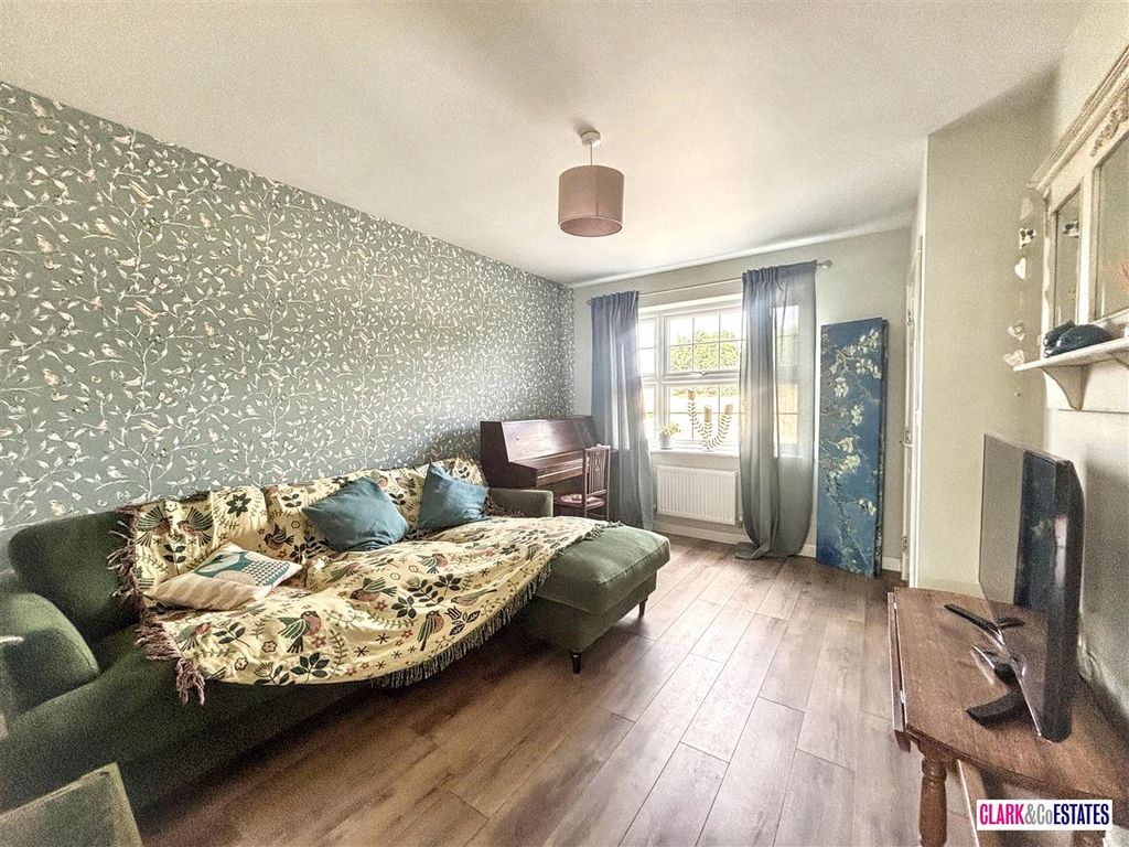 Property photo 2 of 16 Lounge