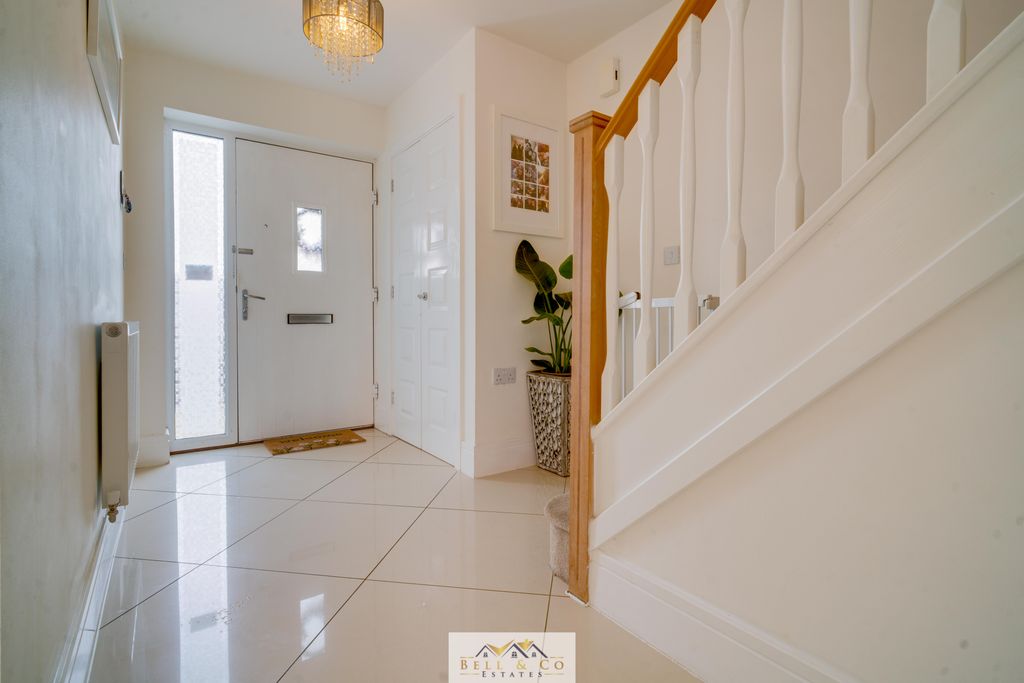 Property photo 2 of 21 Entrance Hall