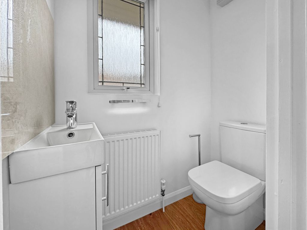 Property photo 3 of 20 Cloakroom