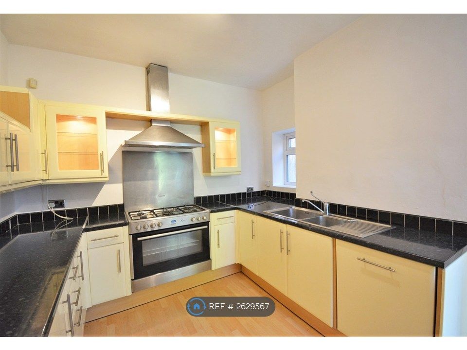 Property photo 3 of 11 Kitchen
