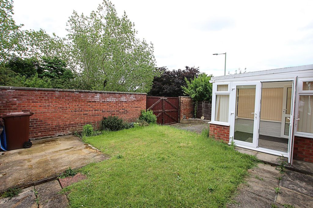 Property photo 2 of 10 Garden 2.Jpg