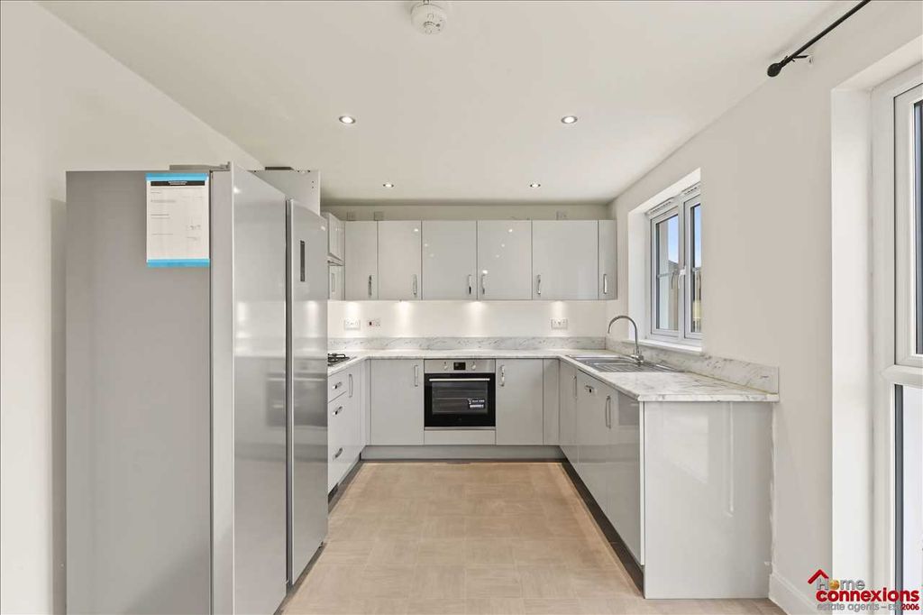 Property photo 2 of 27 Dining Kitchen