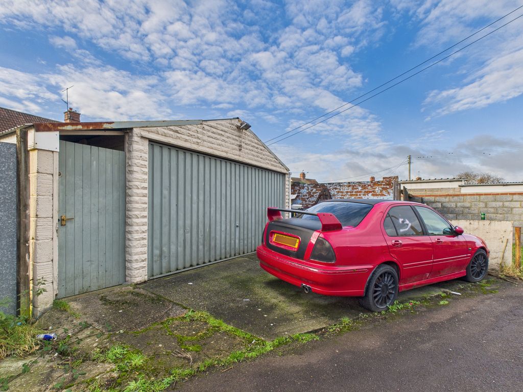 Property photo 2 of 20 Garage &amp; Parking