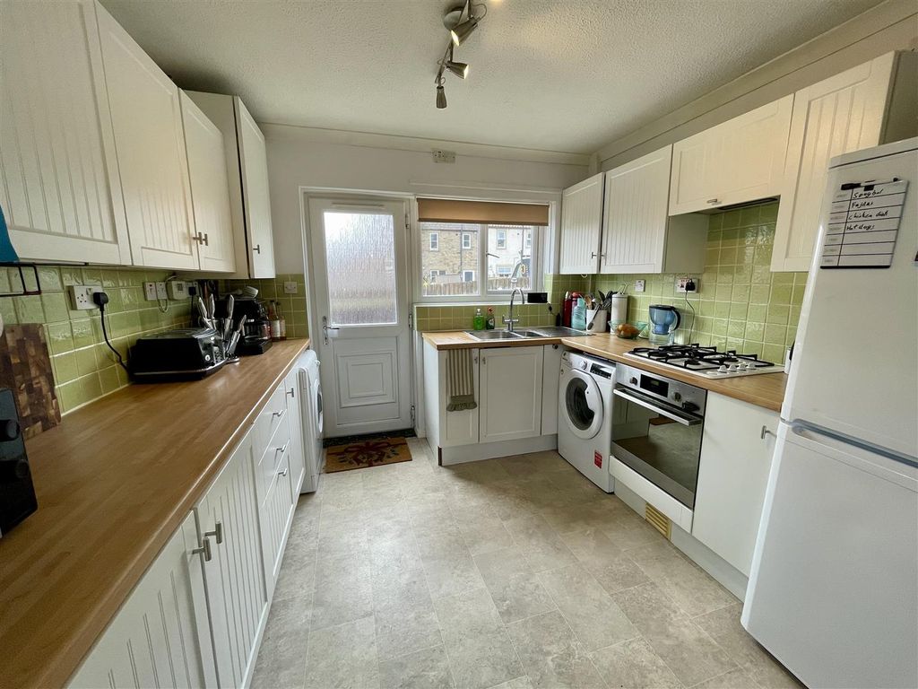 Property photo 3 of 8 Kitchen