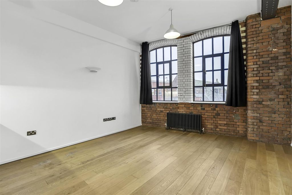 Property photo 3 of 15 Main Room