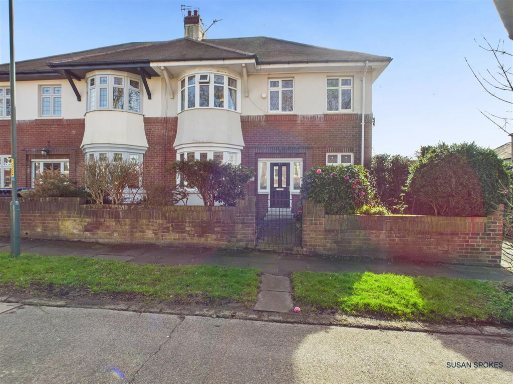 Property photo 1 of 33 Cam01858G0-Pr0108-Still004.Jpg