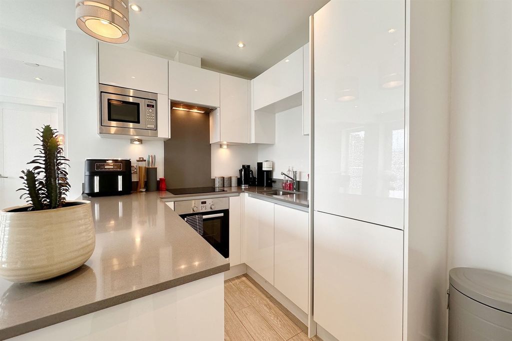 Property photo 3 of 17 Kitchen