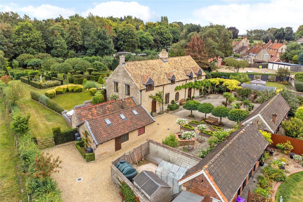 Property photo 1 of 31 House &amp; Gardens