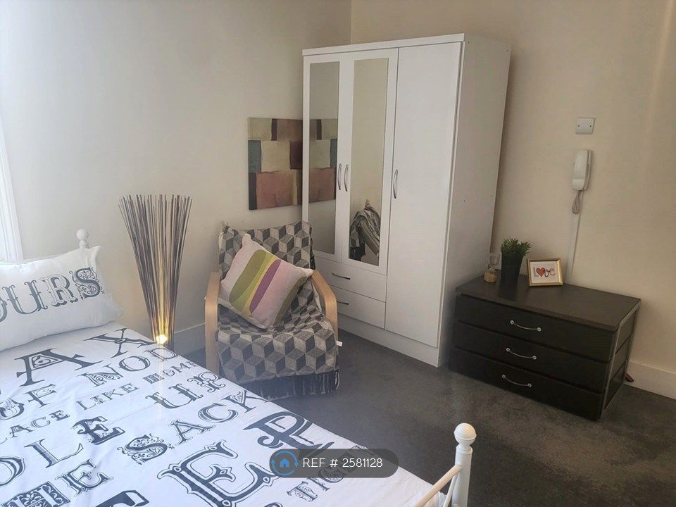 Property photo 3 of 8 Fully Furnished Studio Flat
