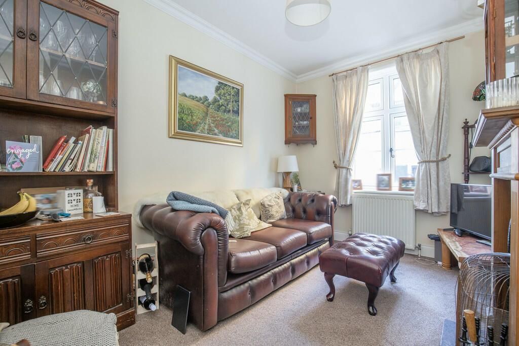 Property photo 3 of 9 Lounge 2